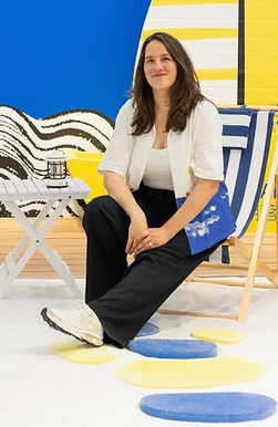 image de Alice Des assise sur une chaise