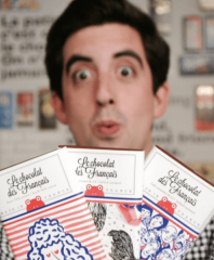 Image de Paul Henri Masson qui tient des tablettes de chocolats
