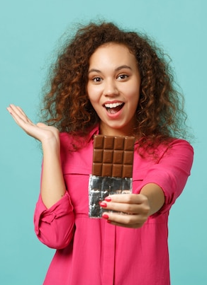 femme tenant du chocolat dans sa main