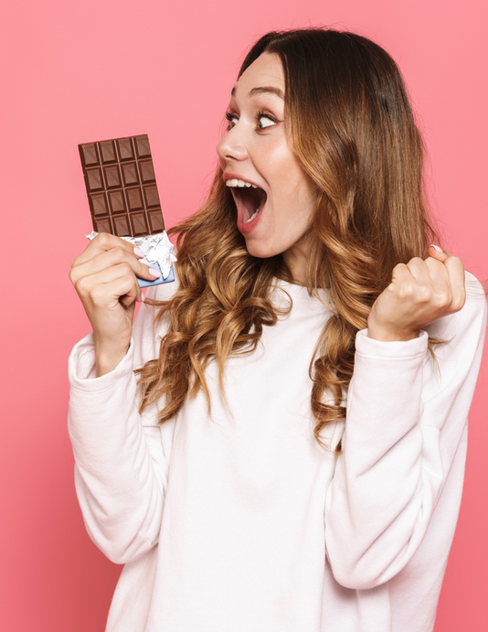 personne regardant une tablette de chocolat avec envie